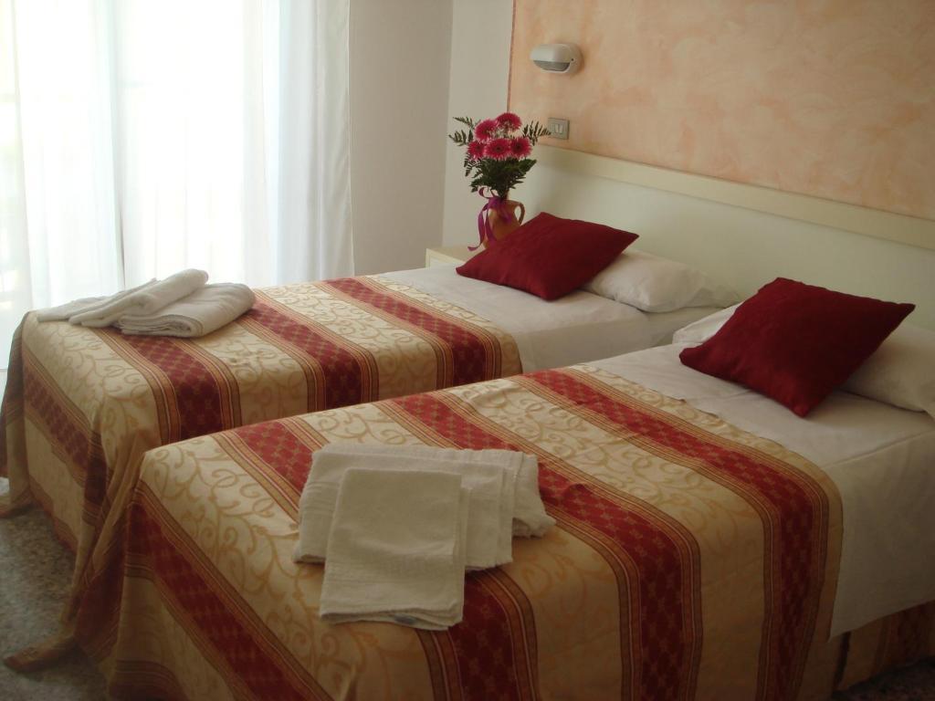 Hotel Arcade Ріміні Екстер'єр фото