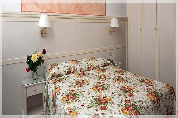 Hotel Arcade Ріміні Екстер'єр фото